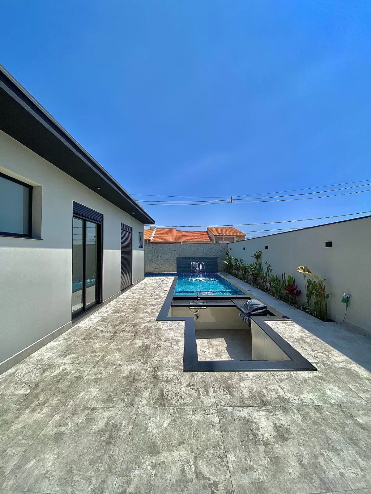 Casa Térrea à Venda com 3 suítes, escritório e área gourmet com piscina e cascata, 4 vagas de garagem - 185m² no Condomínio Pampulha Jardim Residencial em Sorocaba/SP