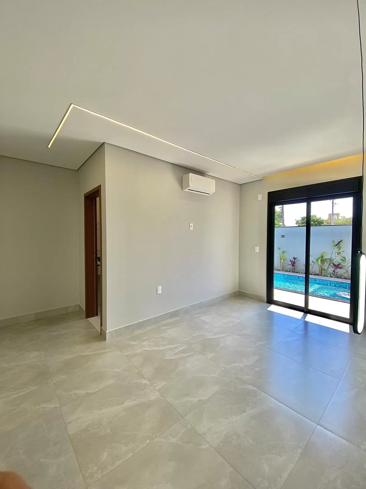 Casa Térrea à Venda com 3 suítes, escritório e área gourmet com piscina e cascata, 4 vagas de garagem - 185m² no Condomínio Pampulha Jardim Residencial em Sorocaba/SP