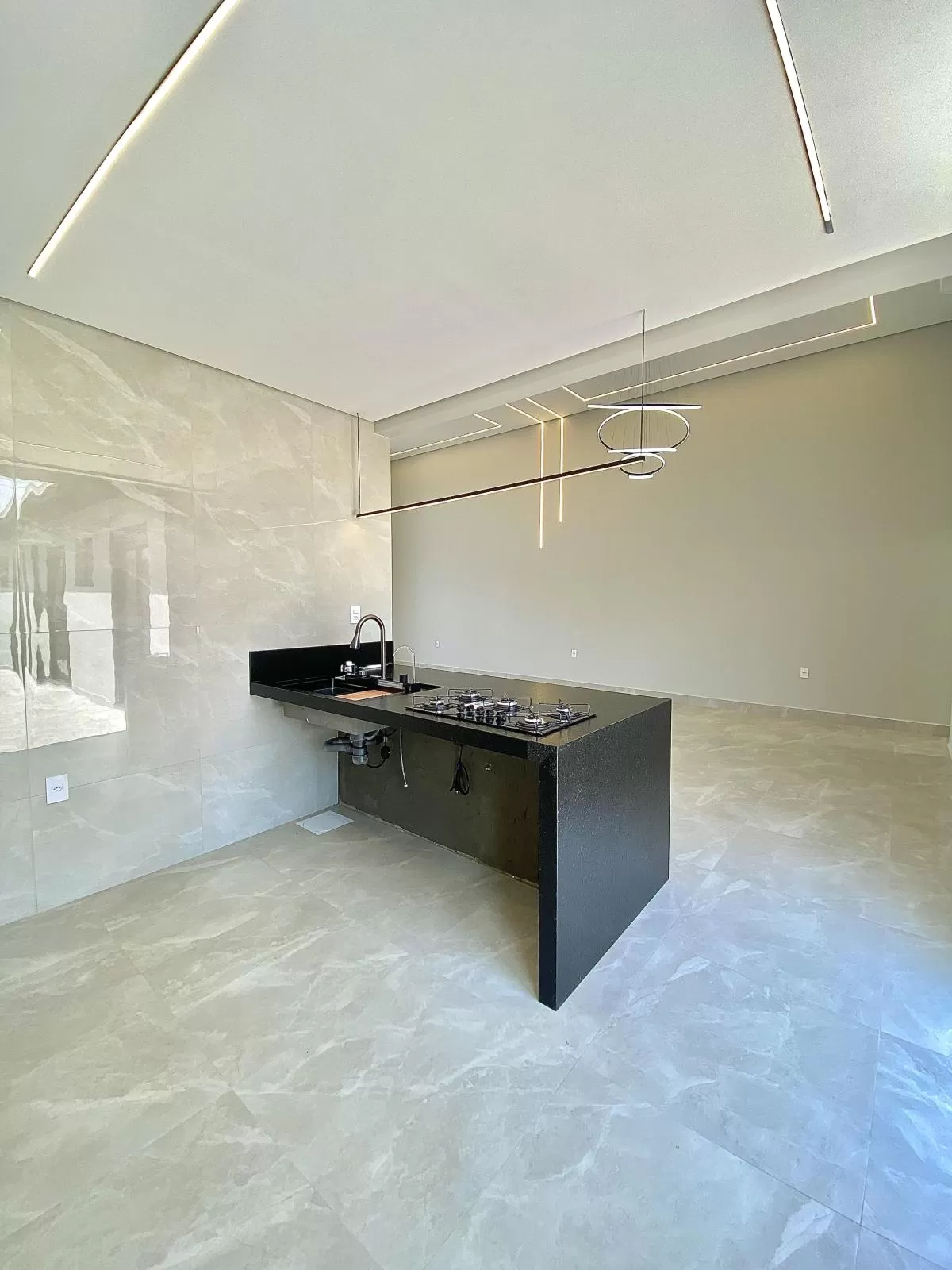 Casa Térrea à Venda com 3 suítes, escritório e área gourmet com piscina e cascata, 4 vagas de garagem - 185m² no Condomínio Pampulha Jardim Residencial em Sorocaba/SP