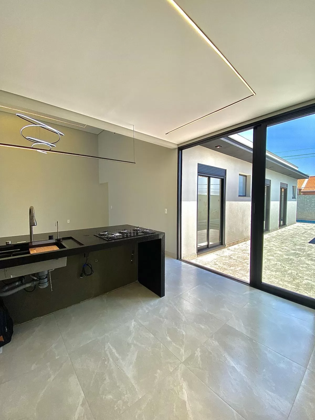 Casa Térrea à Venda com 3 suítes, escritório e área gourmet com piscina e cascata, 4 vagas de garagem - 185m² no Condomínio Pampulha Jardim Residencial em Sorocaba/SP