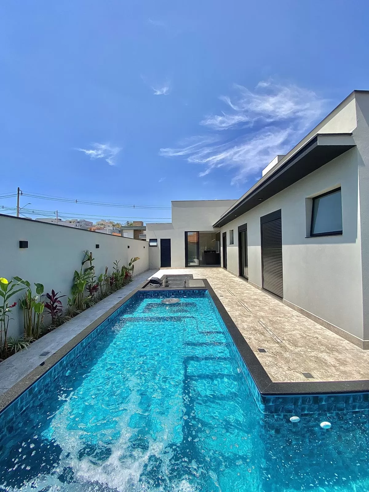 Casa Térrea à Venda com 3 suítes, escritório e área gourmet com piscina e cascata, 4 vagas de garagem - 185m² no Condomínio Pampulha Jardim Residencial em Sorocaba/SP