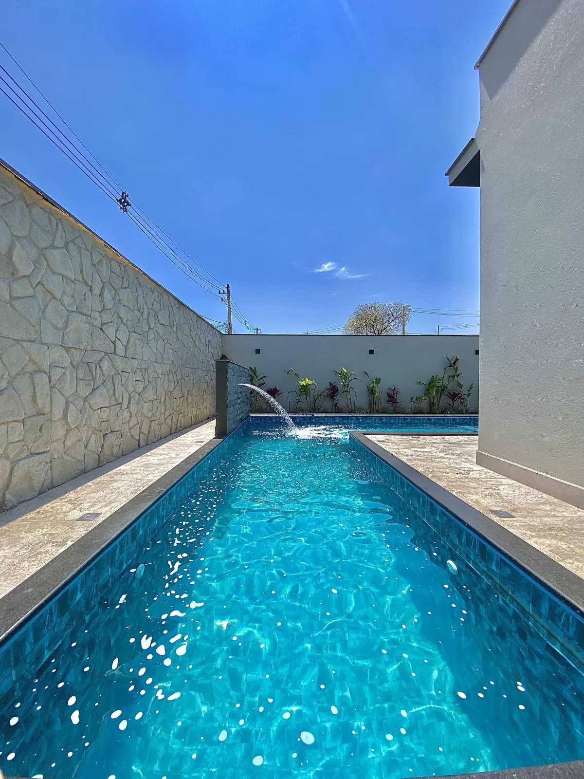 Casa Térrea à Venda com 3 suítes, escritório e área gourmet com piscina e cascata, 4 vagas de garagem - 185m² no Condomínio Pampulha Jardim Residencial em Sorocaba/SP