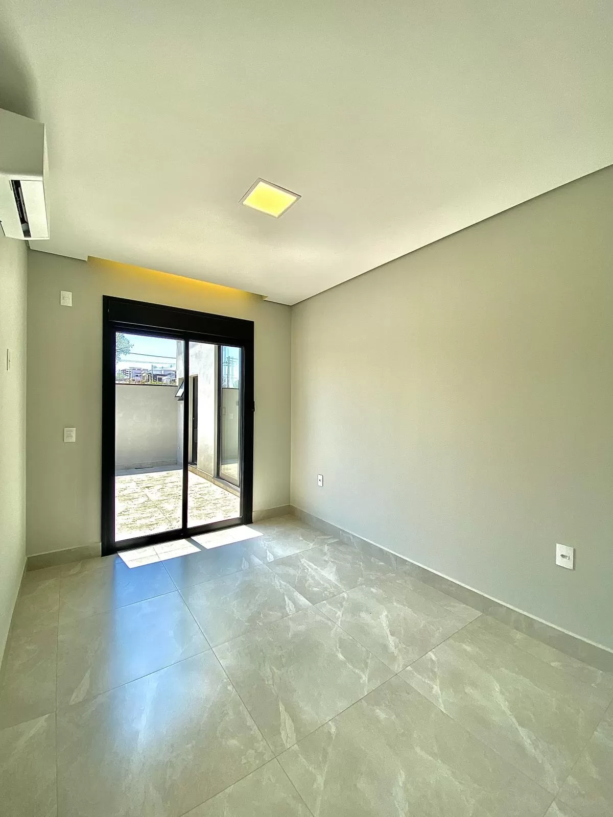 Casa Térrea à Venda com 3 suítes, escritório e área gourmet com piscina e cascata, 4 vagas de garagem - 185m² no Condomínio Pampulha Jardim Residencial em Sorocaba/SP