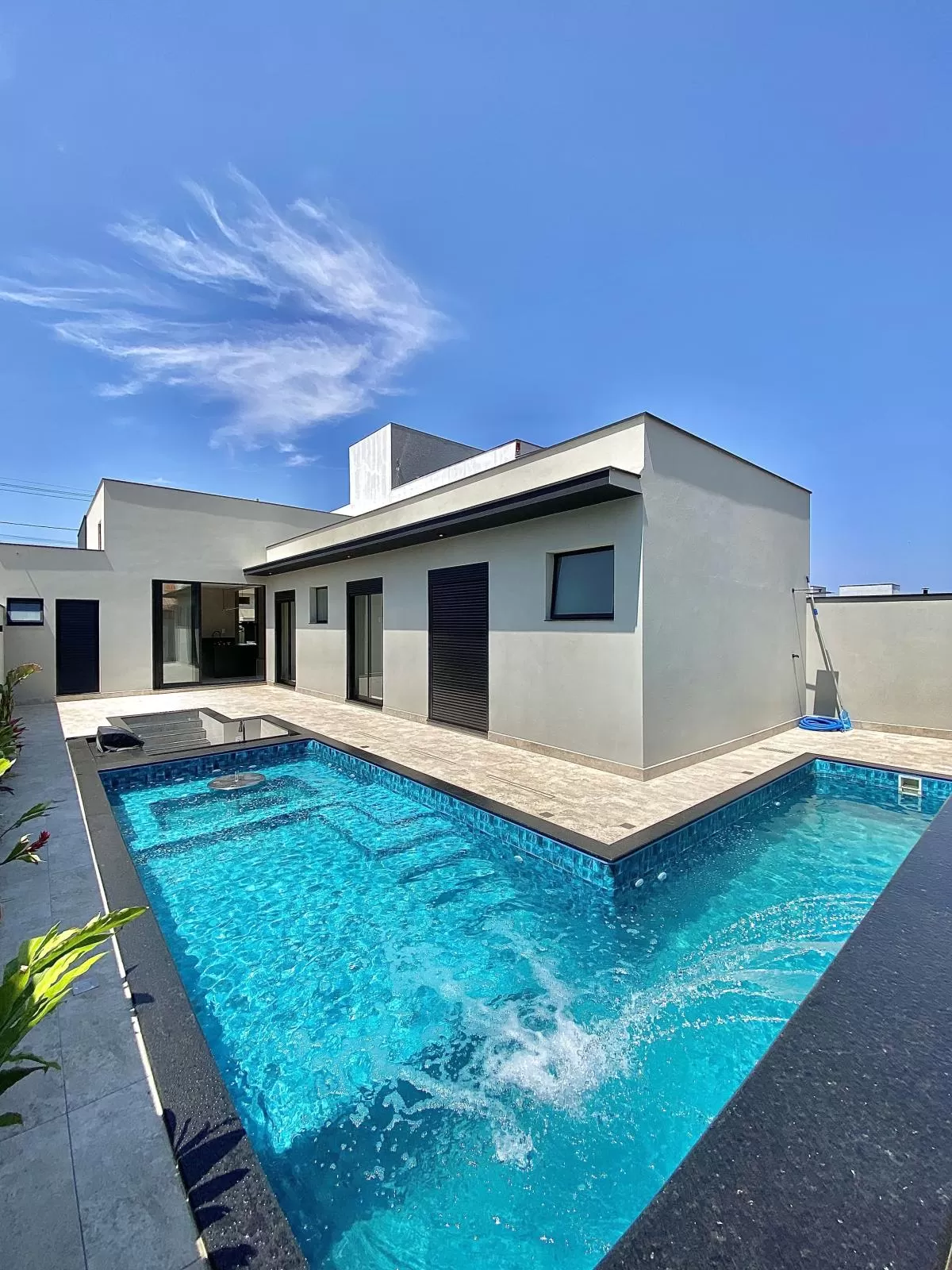 Casa Térrea à Venda com 3 suítes, escritório e área gourmet com piscina e cascata, 4 vagas de garagem - 185m² no Condomínio Pampulha Jardim Residencial em Sorocaba/SP