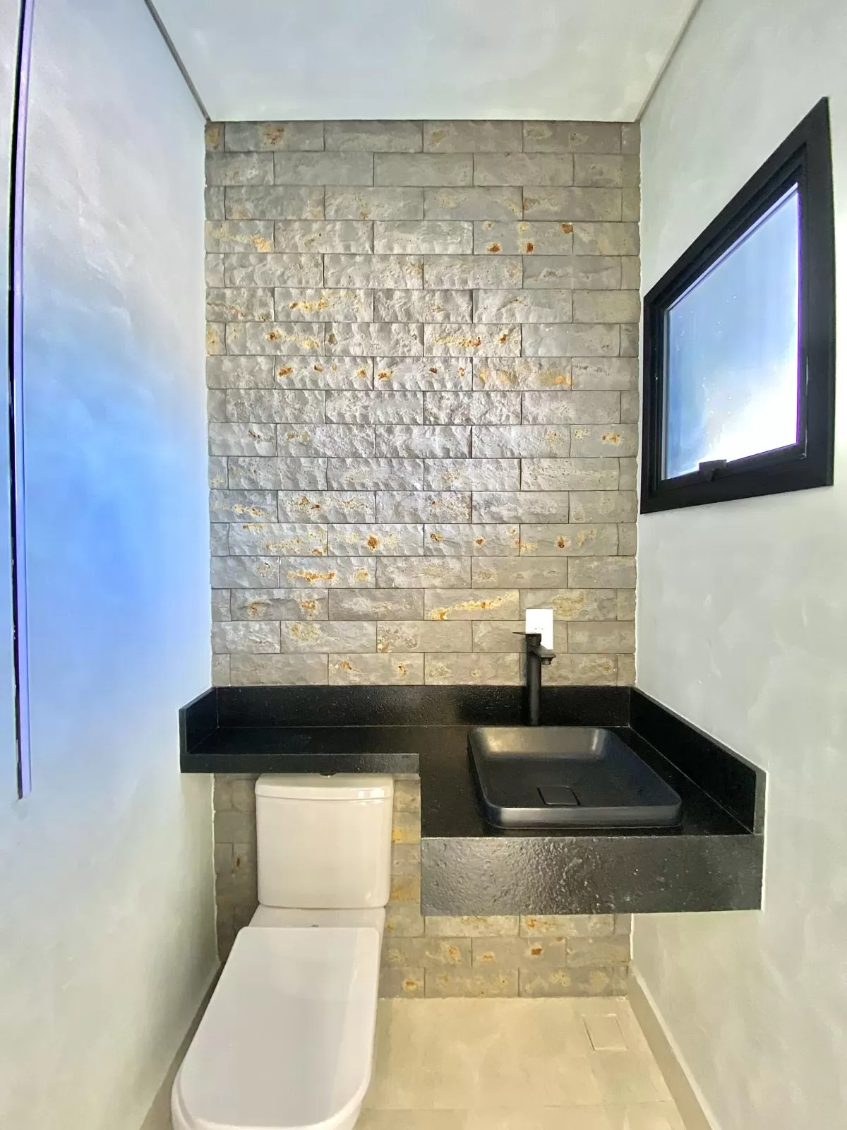 Casa Térrea à Venda com 3 suítes, escritório e área gourmet com piscina e cascata, 4 vagas de garagem - 185m² no Condomínio Pampulha Jardim Residencial em Sorocaba/SP