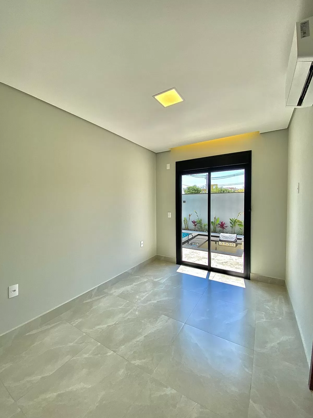 Casa Térrea à Venda com 3 suítes, escritório e área gourmet com piscina e cascata, 4 vagas de garagem - 185m² no Condomínio Pampulha Jardim Residencial em Sorocaba/SP