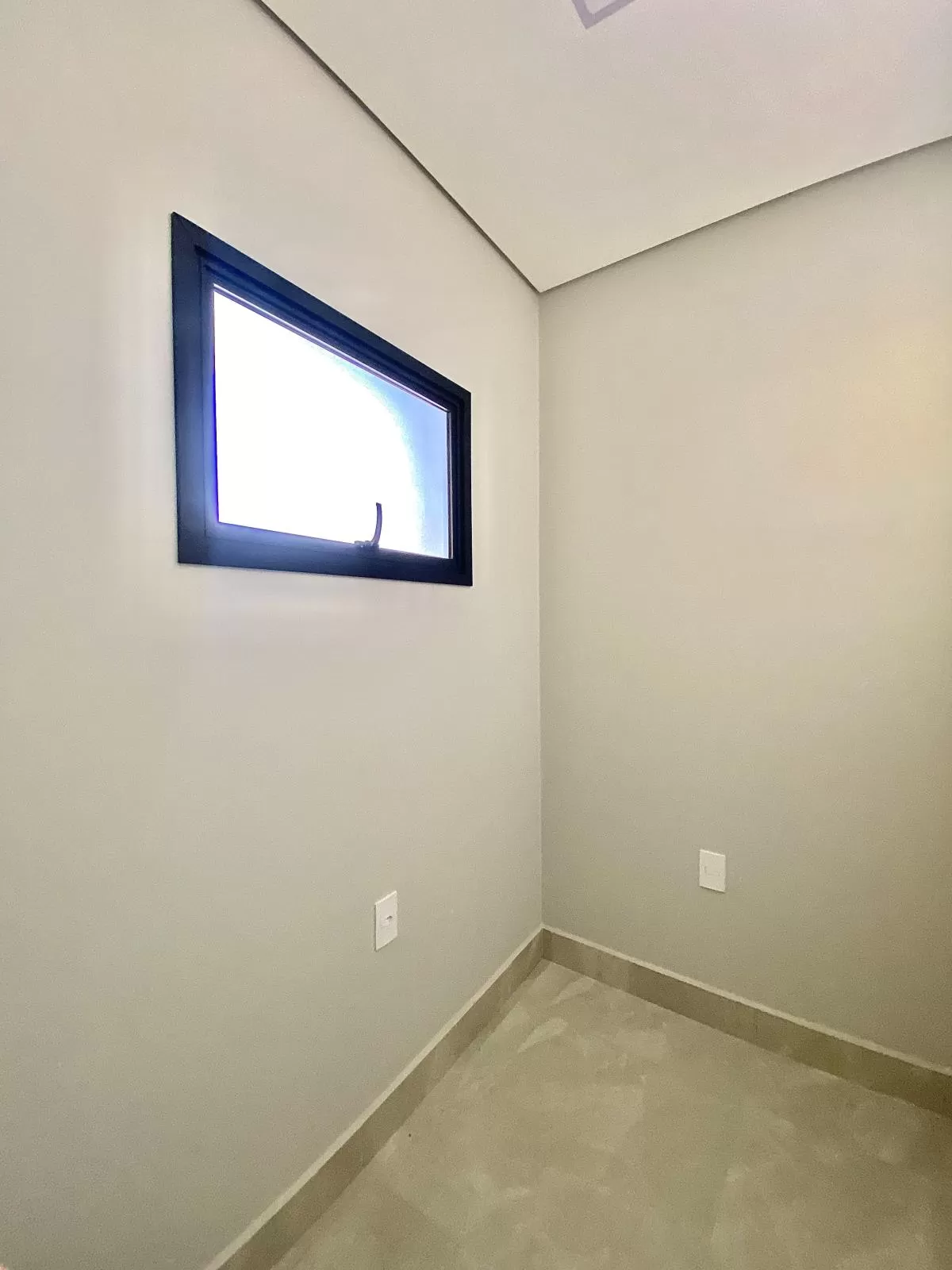 Casa Térrea à Venda com 3 suítes, escritório e área gourmet com piscina e cascata, 4 vagas de garagem - 185m² no Condomínio Pampulha Jardim Residencial em Sorocaba/SP