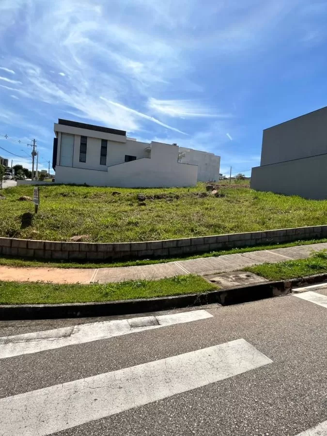 Terreno de Esquina à Venda com ótima topografia, 379m² no Condomínio Pampulha em Sorocaba/SP