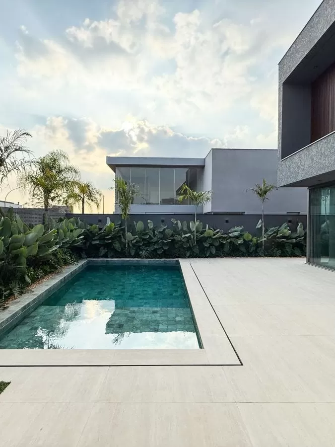 Casa Mobiliada à Venda com 4 suítes e área gourmet completa com piscina, 400m² no Condomínio Alphaville Nova Esplanada 4 em Votorantim/SP