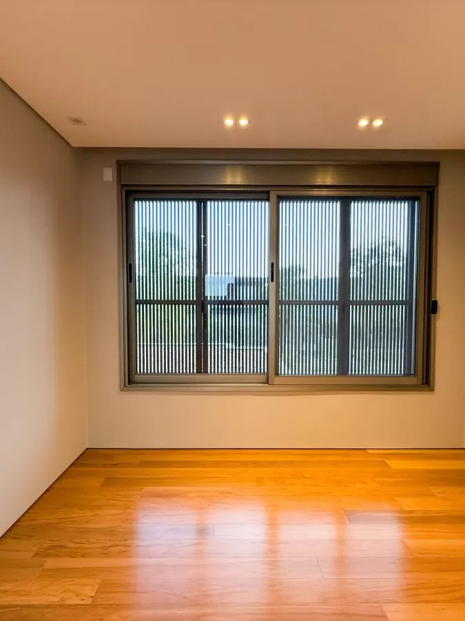 Casa Mobiliada à Venda com 4 suítes e área gourmet completa com piscina, 400m² no Condomínio Alphaville Nova Esplanada 4 em Votorantim/SP