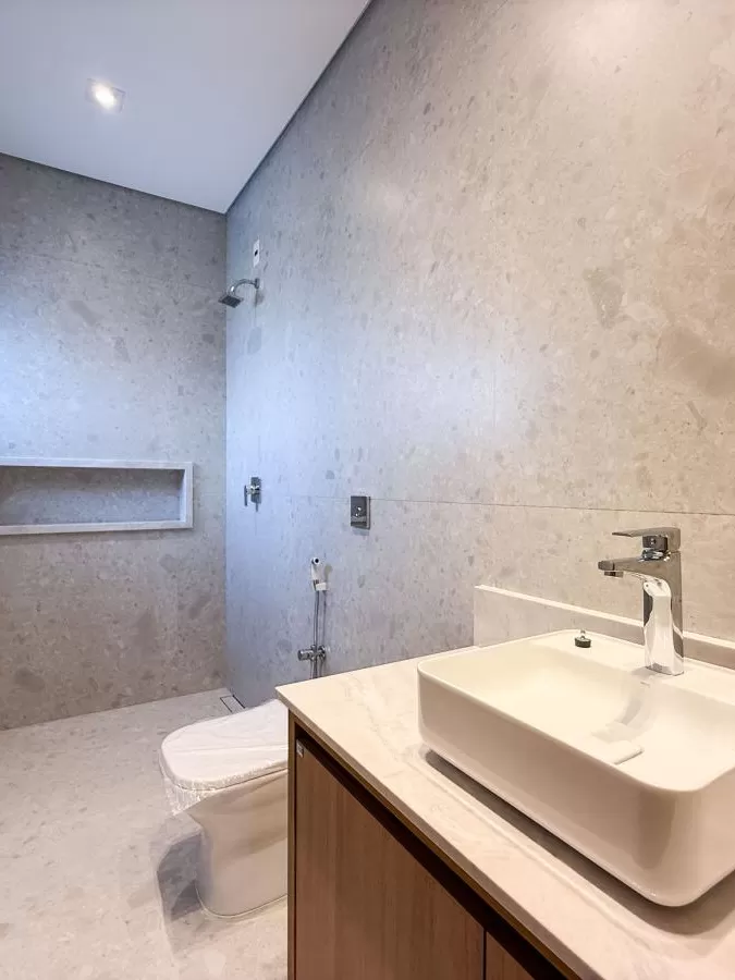 Casa Mobiliada à Venda com 4 suítes e área gourmet completa com piscina, 400m² no Condomínio Alphaville Nova Esplanada 4 em Votorantim/SP