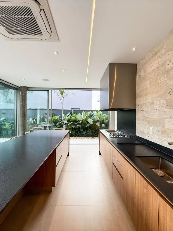 Casa Mobiliada à Venda com 4 suítes e área gourmet completa com piscina, 400m² no Condomínio Alphaville Nova Esplanada 4 em Votorantim/SP