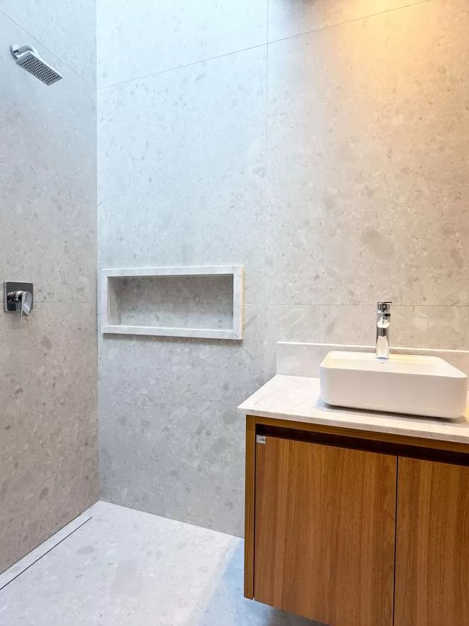 Casa Mobiliada à Venda com 4 suítes e área gourmet completa com piscina, 400m² no Condomínio Alphaville Nova Esplanada 4 em Votorantim/SP