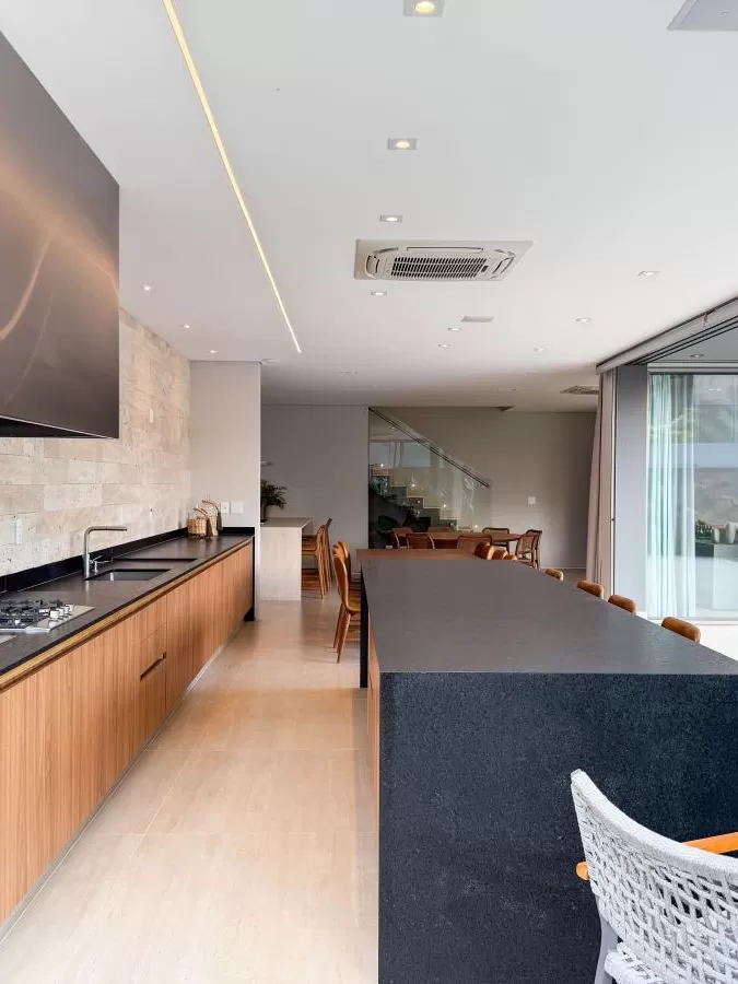 Casa Mobiliada à Venda com 4 suítes e área gourmet completa com piscina, 400m² no Condomínio Alphaville Nova Esplanada 4 em Votorantim/SP