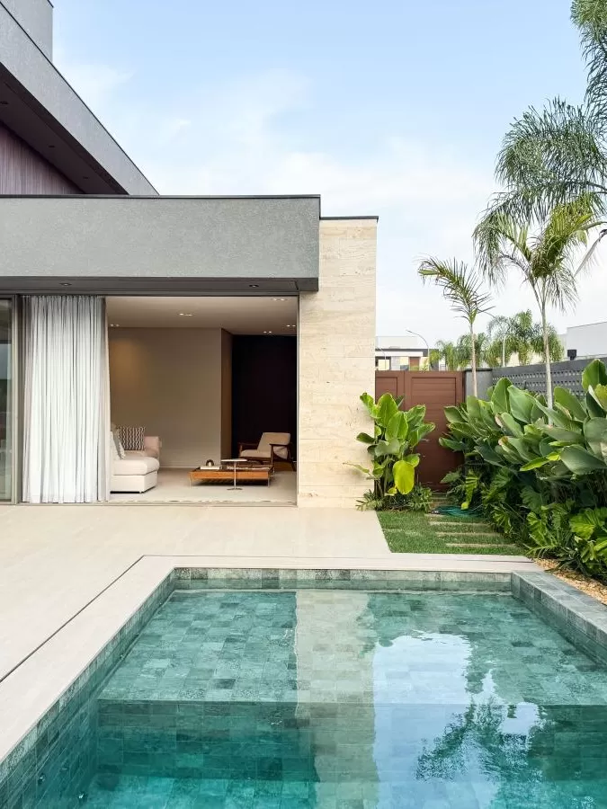 Casa Mobiliada à Venda com 4 suítes e área gourmet completa com piscina, 400m² no Condomínio Alphaville Nova Esplanada 4 em Votorantim/SP