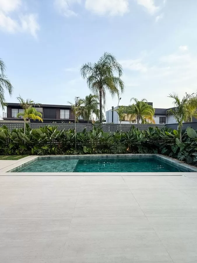 Casa Mobiliada à Venda com 4 suítes e área gourmet completa com piscina, 400m² no Condomínio Alphaville Nova Esplanada 4 em Votorantim/SP