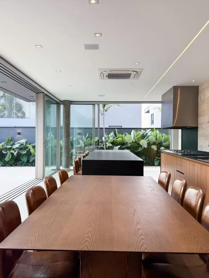 Casa Mobiliada à Venda com 4 suítes e área gourmet completa com piscina, 400m² no Condomínio Alphaville Nova Esplanada 4 em Votorantim/SP