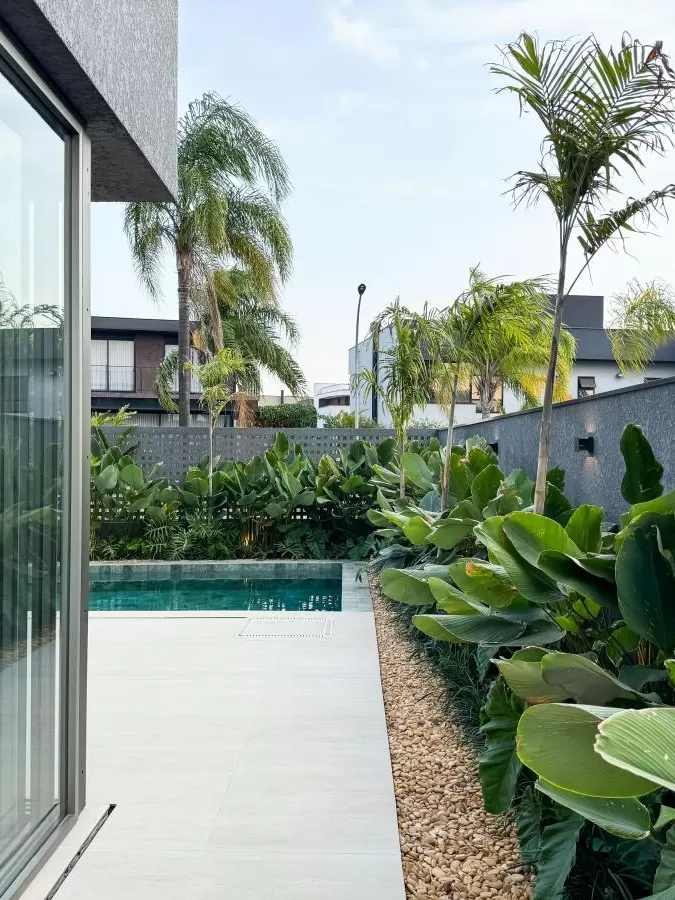 Casa Mobiliada à Venda com 4 suítes e área gourmet completa com piscina, 400m² no Condomínio Alphaville Nova Esplanada 4 em Votorantim/SP