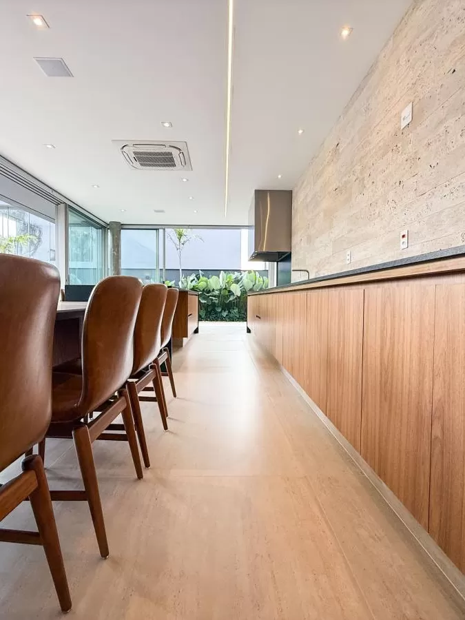 Casa Mobiliada à Venda com 4 suítes e área gourmet completa com piscina, 400m² no Condomínio Alphaville Nova Esplanada 4 em Votorantim/SP