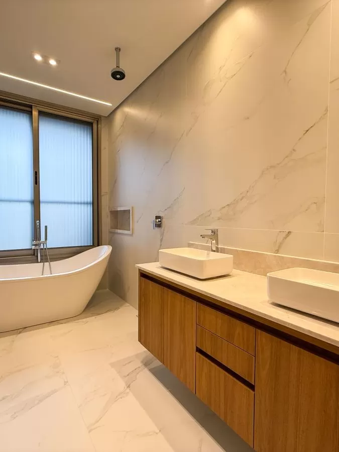 Casa Mobiliada à Venda com 4 suítes e área gourmet completa com piscina, 400m² no Condomínio Alphaville Nova Esplanada 4 em Votorantim/SP