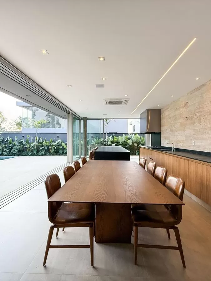 Casa Mobiliada à Venda com 4 suítes e área gourmet completa com piscina, 400m² no Condomínio Alphaville Nova Esplanada 4 em Votorantim/SP