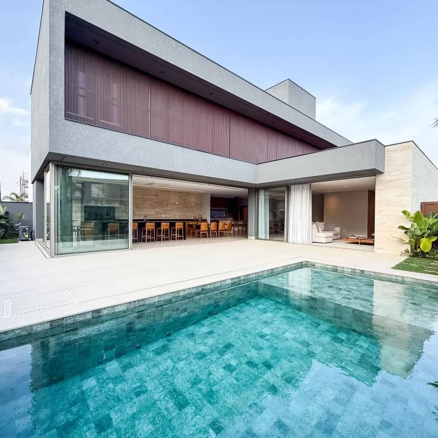 Casa Mobiliada à Venda com 4 suítes e área gourmet completa com piscina, 400m² no Condomínio Alphaville Nova Esplanada 4 em Votorantim/SP