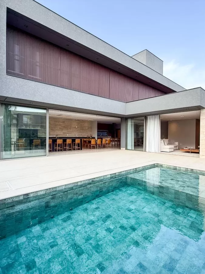 Casa Mobiliada à Venda com 4 suítes e área gourmet completa com piscina, 400m² no Condomínio Alphaville Nova Esplanada 4 em Votorantim/SP