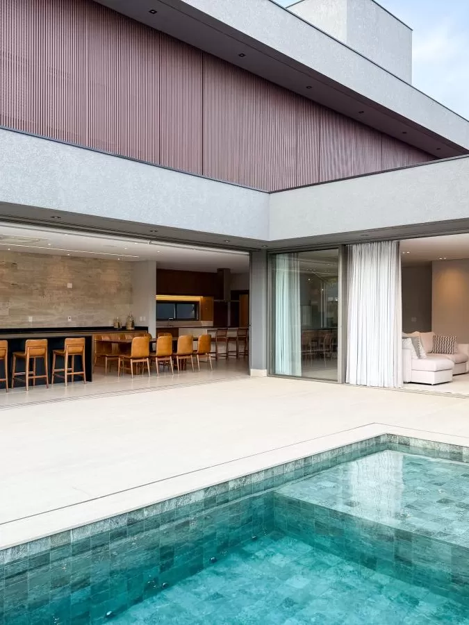 Casa Mobiliada à Venda com 4 suítes e área gourmet completa com piscina, 400m² no Condomínio Alphaville Nova Esplanada 4 em Votorantim/SP