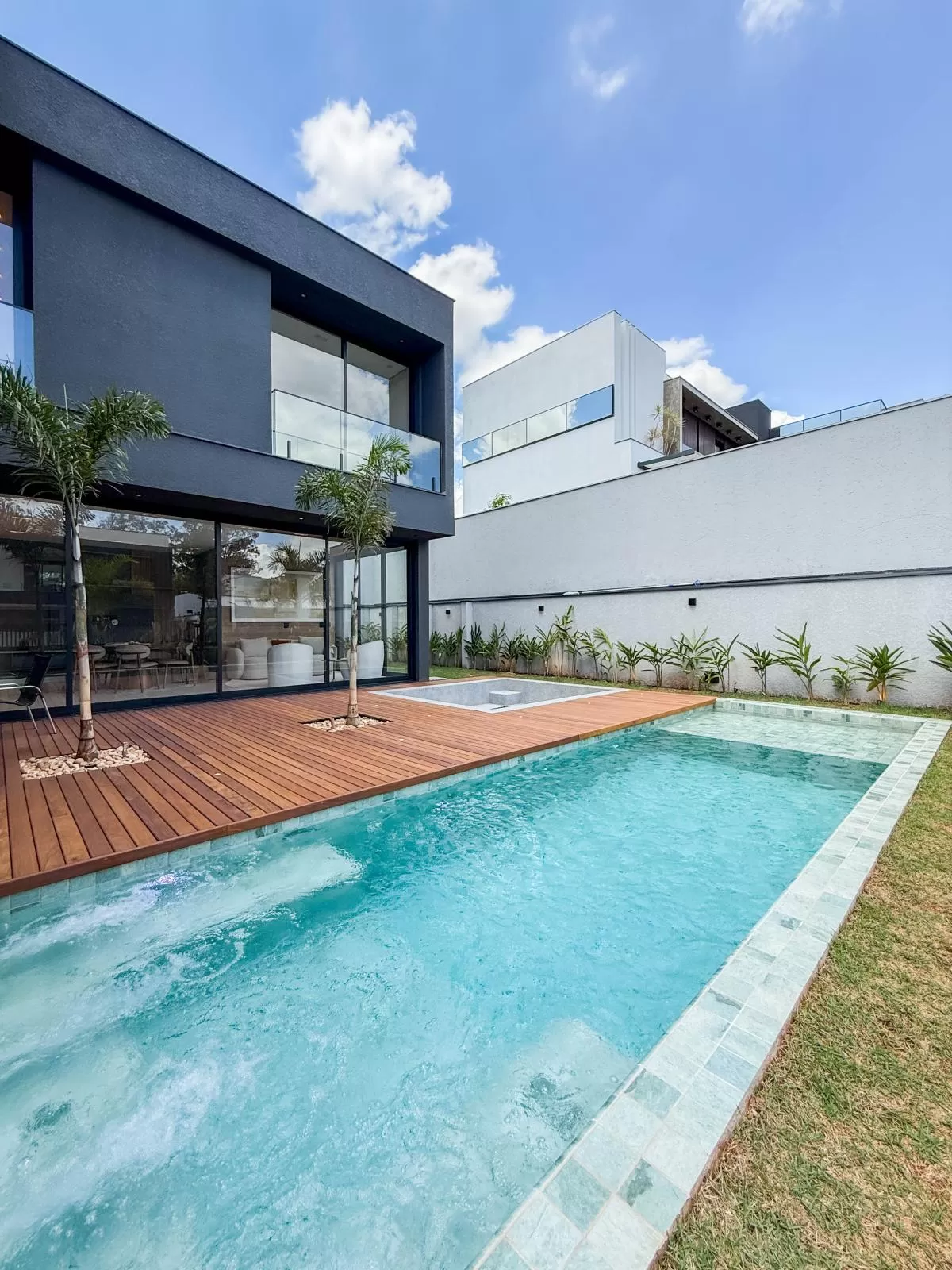 Casa de Alto Padrão à Venda com 5 suítes e área gourmet com piscina, 407m² no Condomínio Alphaville Nova Esplanada em Votorantim/SP