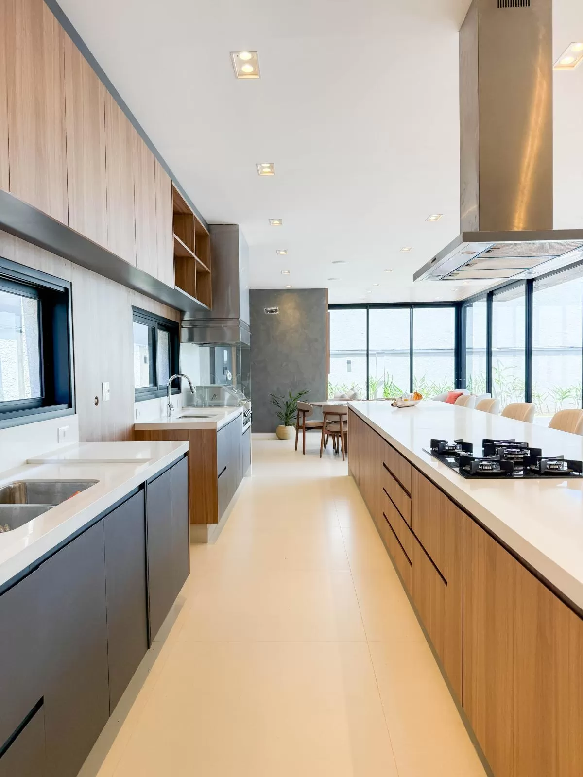 Casa de Alto Padrão à Venda com 5 suítes e área gourmet com piscina, 407m² no Condomínio Alphaville Nova Esplanada em Votorantim/SP