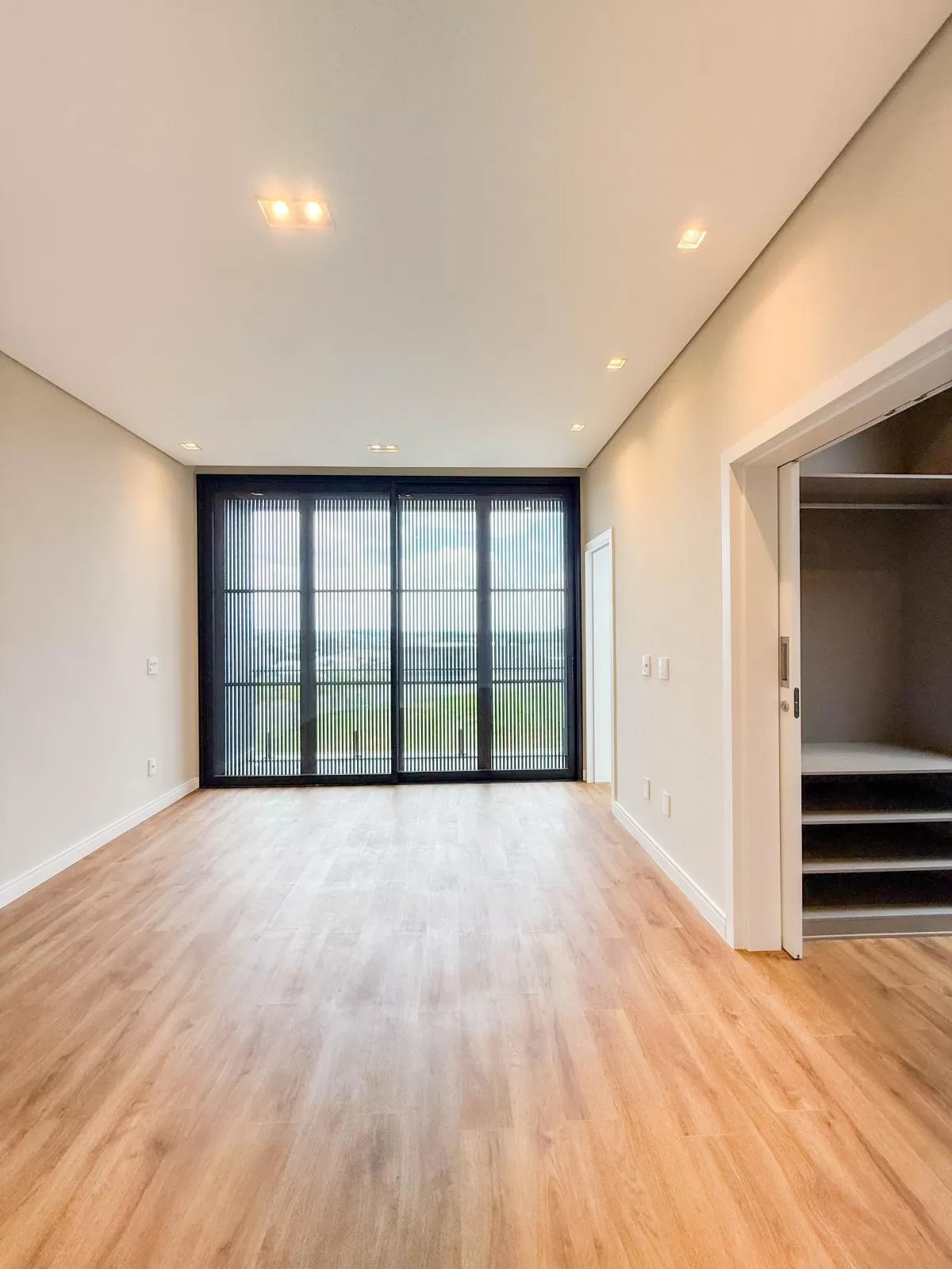 Casa de Alto Padrão à Venda com 5 suítes e área gourmet com piscina, 407m² no Condomínio Alphaville Nova Esplanada em Votorantim/SP