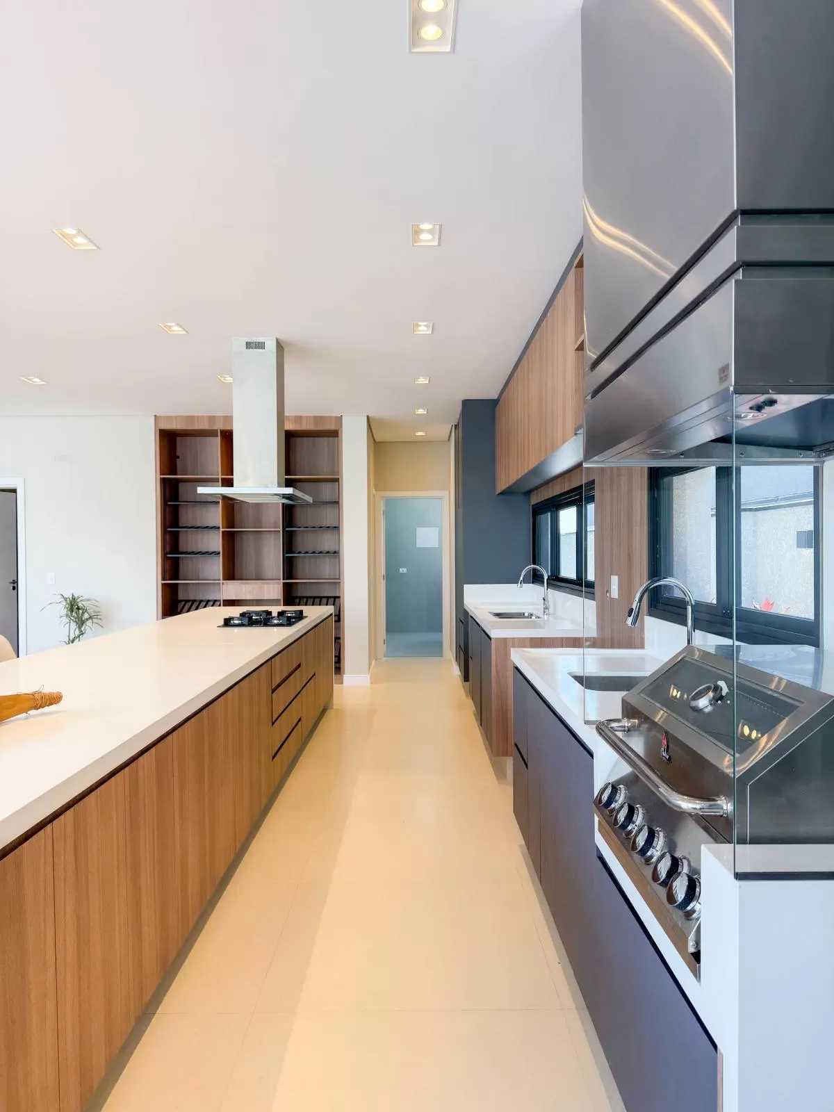 Casa de Alto Padrão à Venda com 5 suítes e área gourmet com piscina, 407m² no Condomínio Alphaville Nova Esplanada em Votorantim/SP