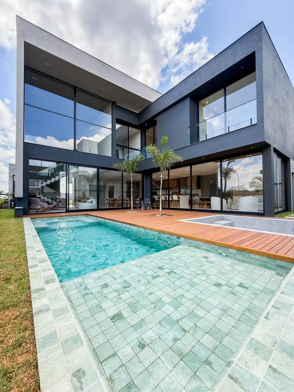 Casa de Alto Padrão à Venda com 5 suítes e área gourmet com piscina, 407m² no Condomínio Alphaville Nova Esplanada em Votorantim/SP