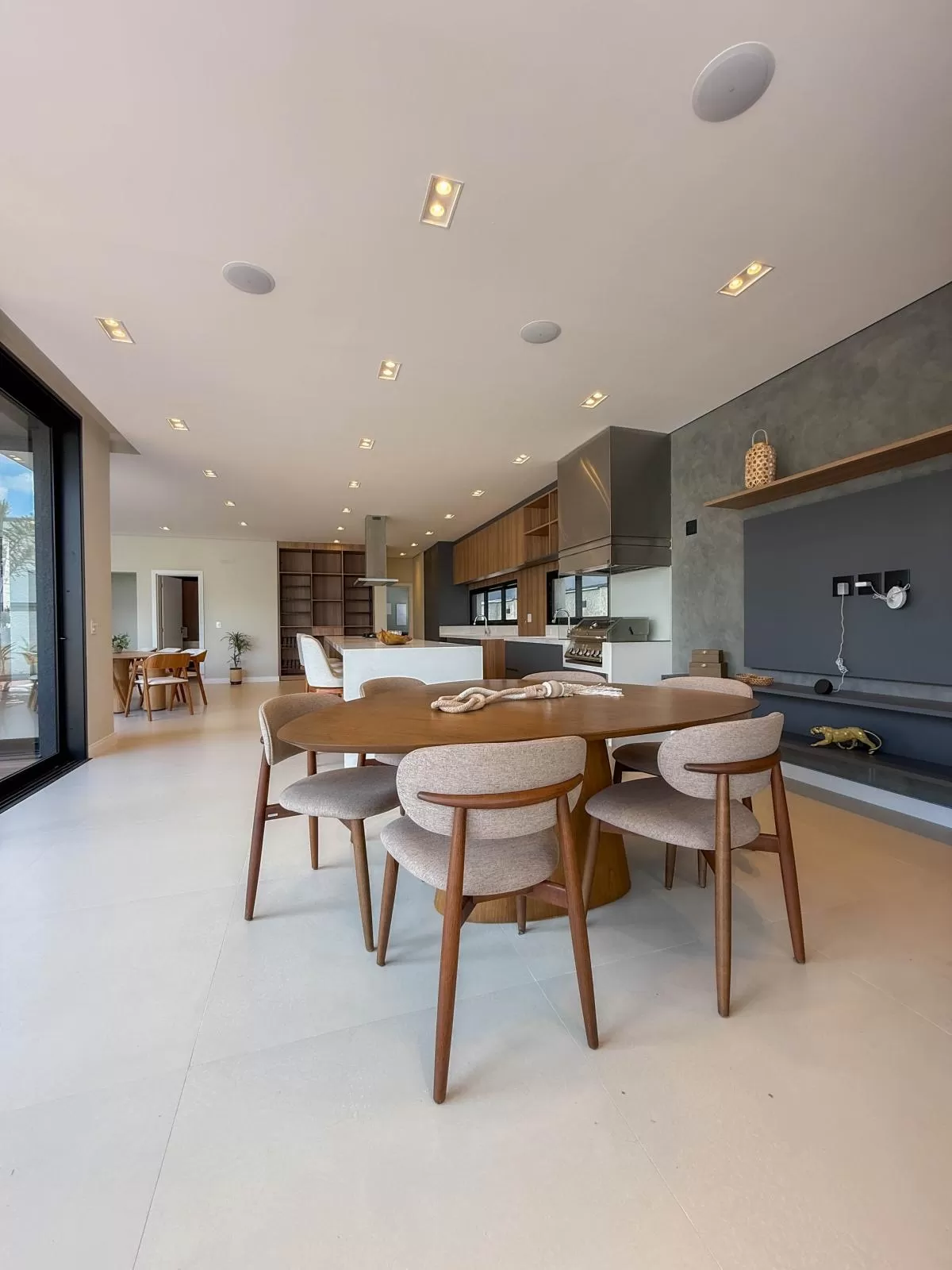 Casa de Alto Padrão à Venda com 5 suítes e área gourmet com piscina, 407m² no Condomínio Alphaville Nova Esplanada em Votorantim/SP