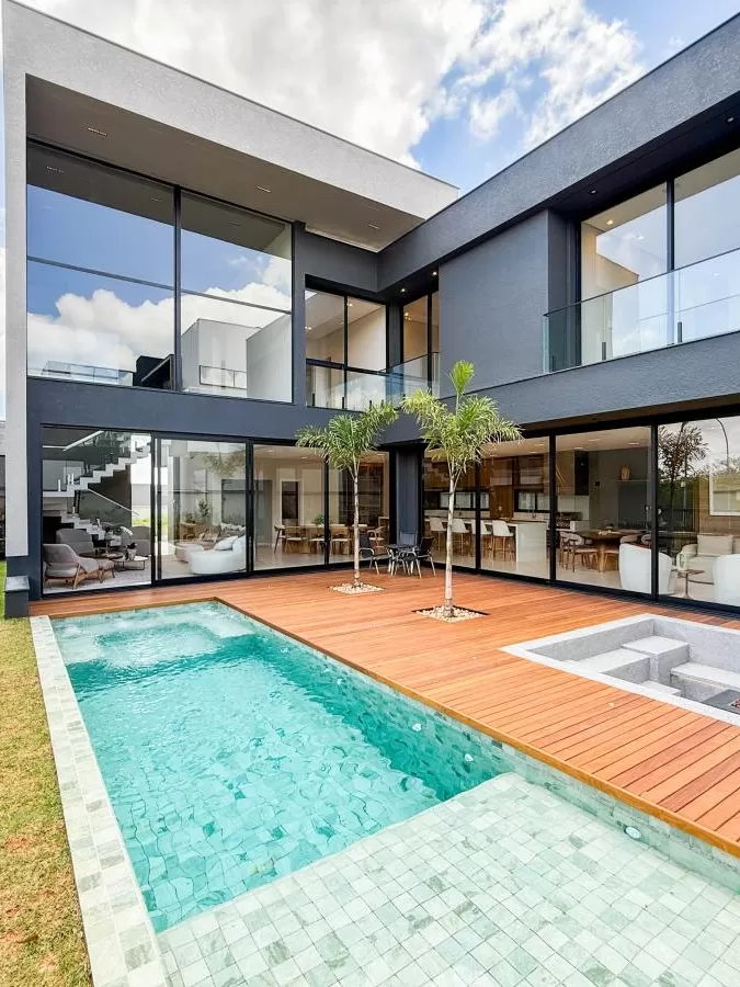 Casa de Alto Padrão à Venda com 5 suítes e área gourmet com piscina, 407m² no Condomínio Alphaville Nova Esplanada em Votorantim/SP