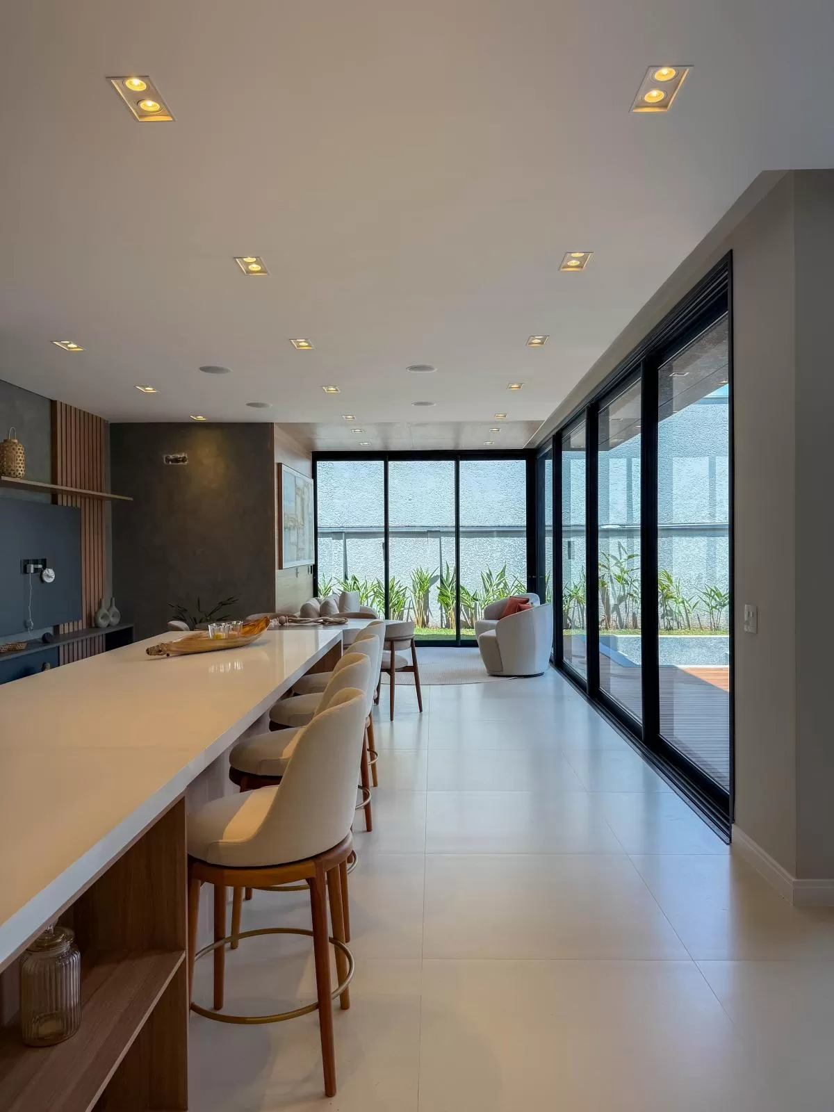 Casa de Alto Padrão à Venda com 5 suítes e área gourmet com piscina, 407m² no Condomínio Alphaville Nova Esplanada em Votorantim/SP