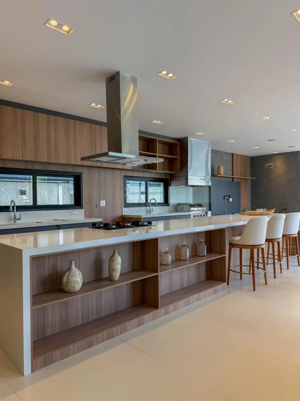 Casa de Alto Padrão à Venda com 5 suítes e área gourmet com piscina, 407m² no Condomínio Alphaville Nova Esplanada em Votorantim/SP