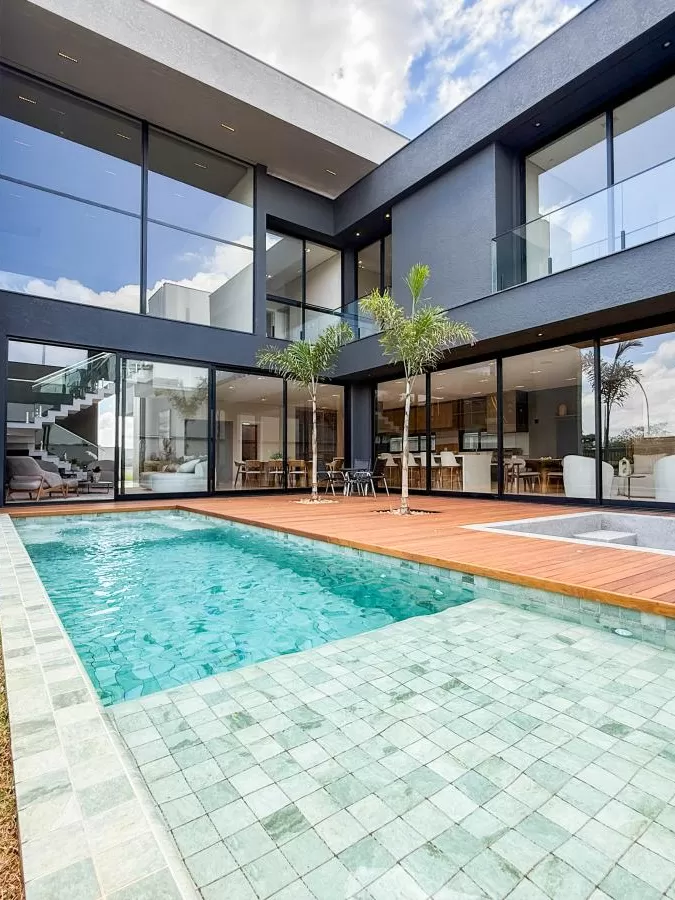 Casa de Alto Padrão à Venda com 5 suítes e área gourmet com piscina, 407m² no Condomínio Alphaville Nova Esplanada em Votorantim/SP