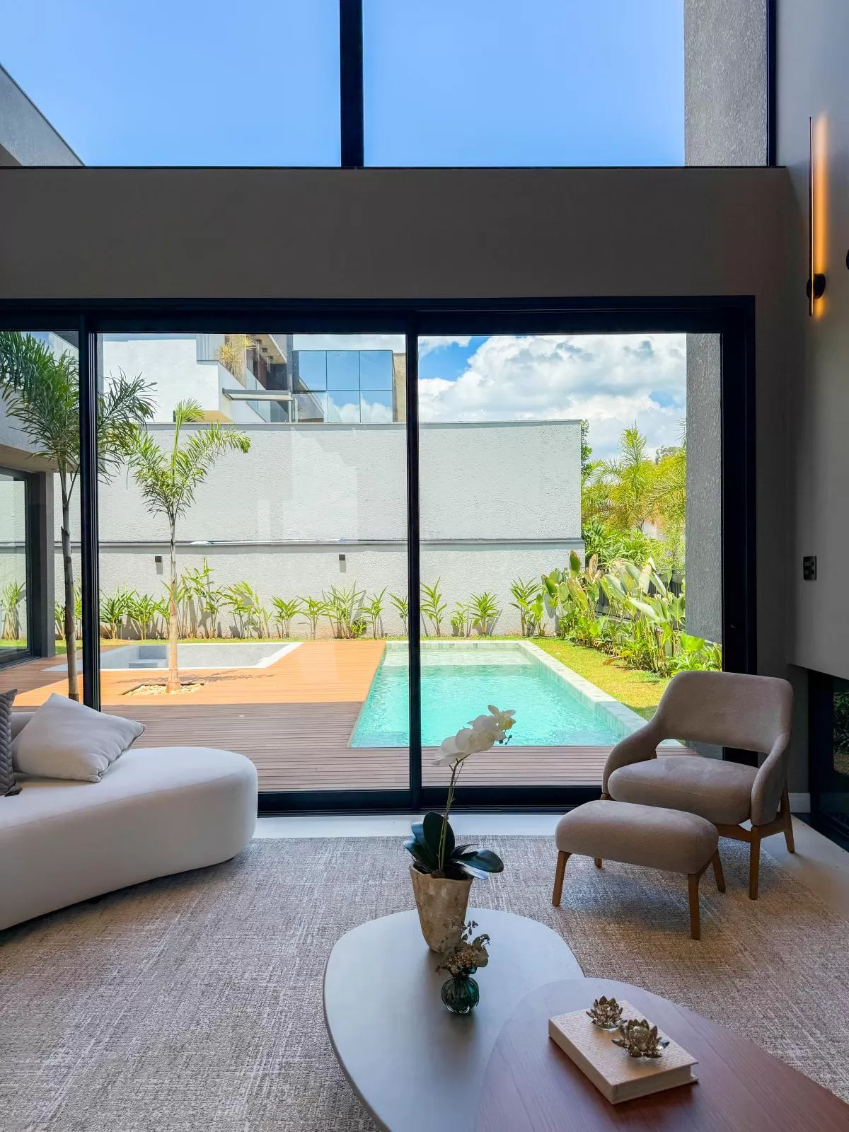 Casa de Alto Padrão à Venda com 5 suítes e área gourmet com piscina, 407m² no Condomínio Alphaville Nova Esplanada em Votorantim/SP