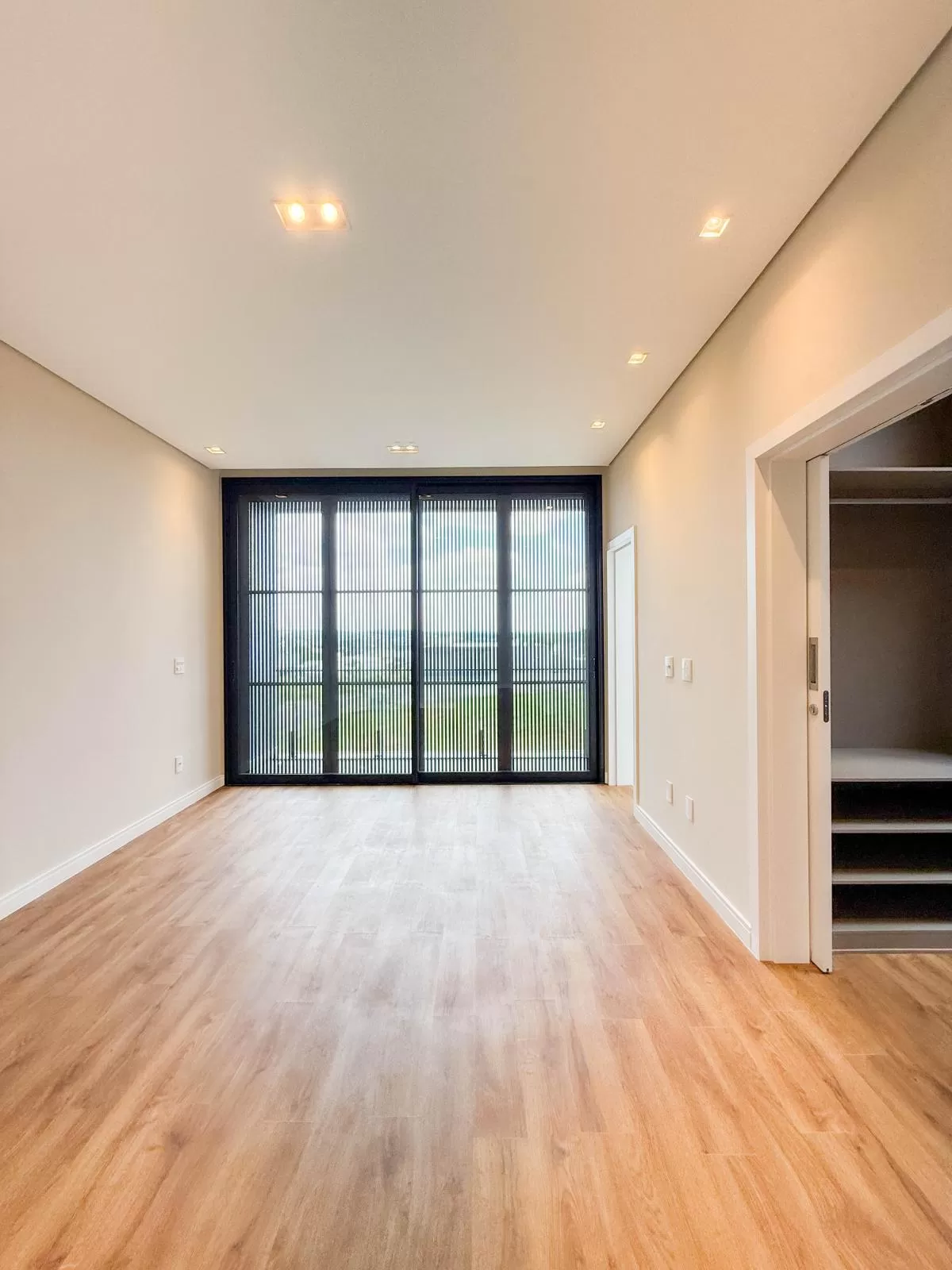 Casa de Alto Padrão à Venda com 5 suítes e área gourmet com piscina, 407m² no Condomínio Alphaville Nova Esplanada em Votorantim/SP