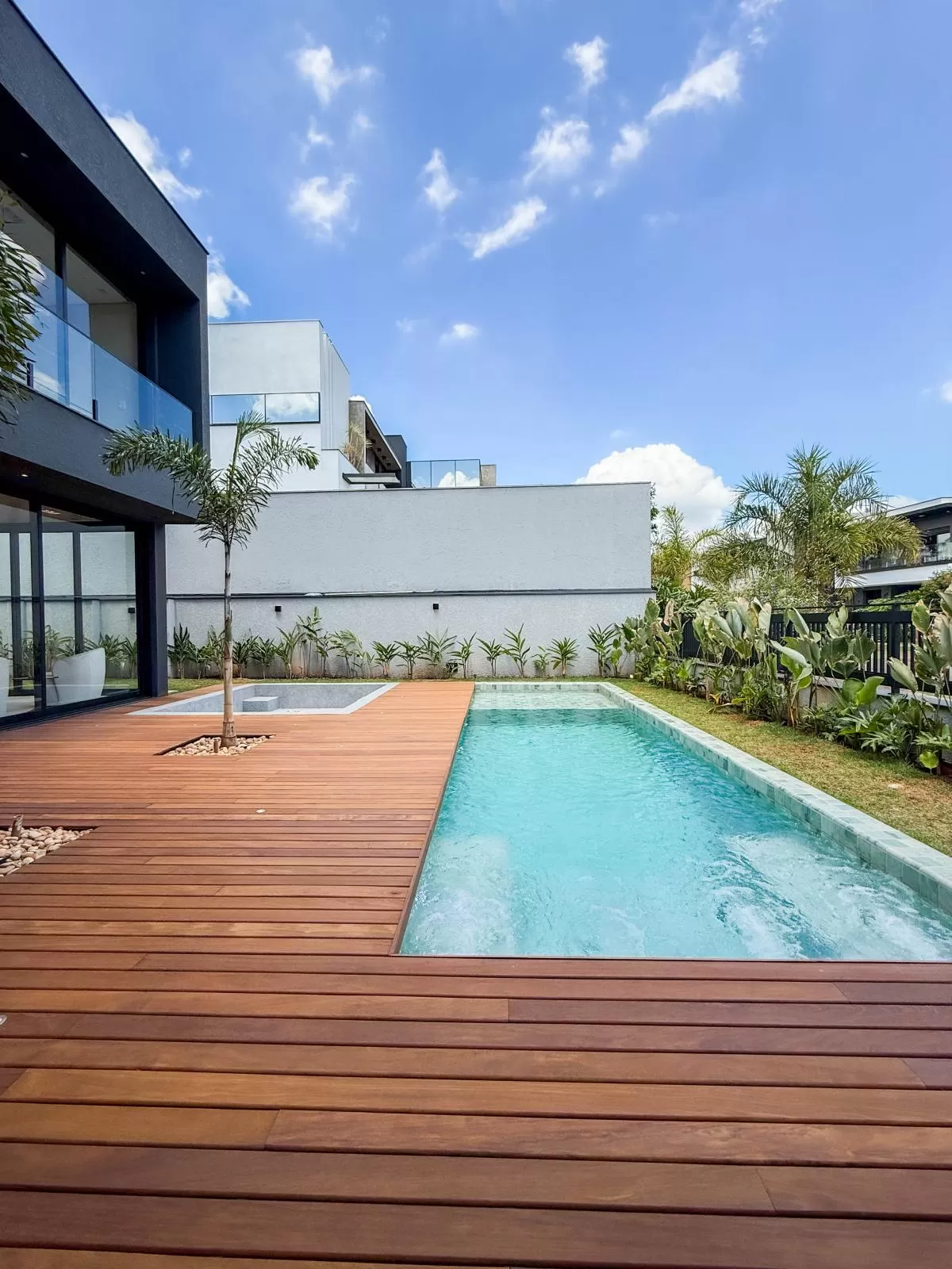 Casa de Alto Padrão à Venda com 5 suítes e área gourmet com piscina, 407m² no Condomínio Alphaville Nova Esplanada em Votorantim/SP