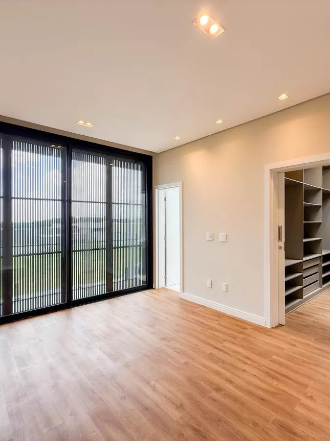 Casa de Alto Padrão à Venda com 5 suítes e área gourmet com piscina, 407m² no Condomínio Alphaville Nova Esplanada em Votorantim/SP