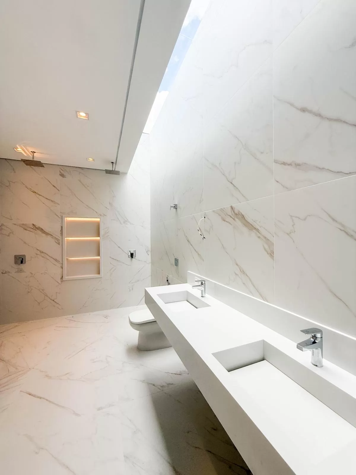 Casa de Alto Padrão à Venda com 5 suítes e área gourmet com piscina, 407m² no Condomínio Alphaville Nova Esplanada em Votorantim/SP