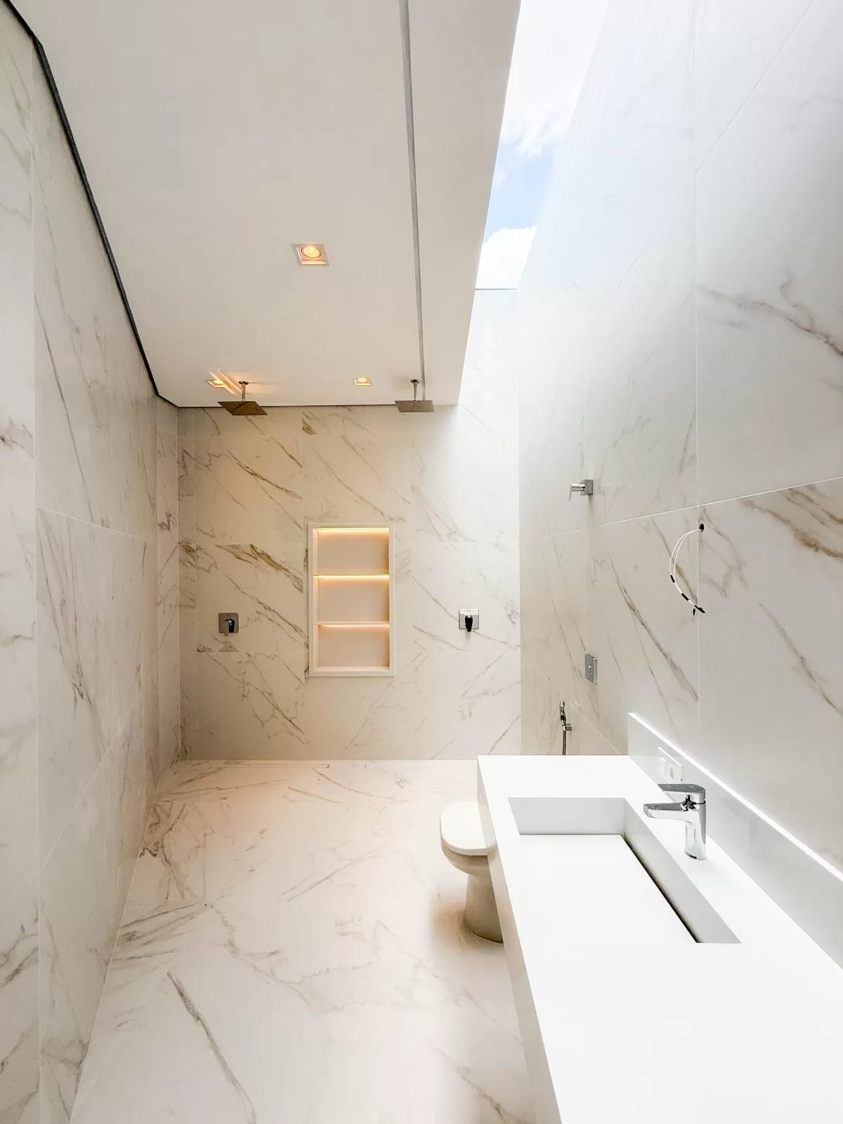 Casa de Alto Padrão à Venda com 5 suítes e área gourmet com piscina, 407m² no Condomínio Alphaville Nova Esplanada em Votorantim/SP