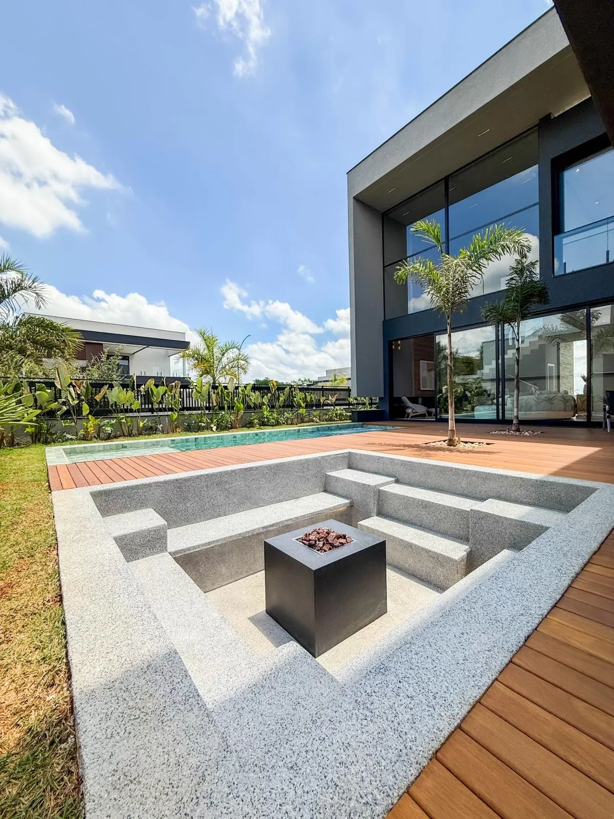 Casa de Alto Padrão à Venda com 5 suítes e área gourmet com piscina, 407m² no Condomínio Alphaville Nova Esplanada em Votorantim/SP