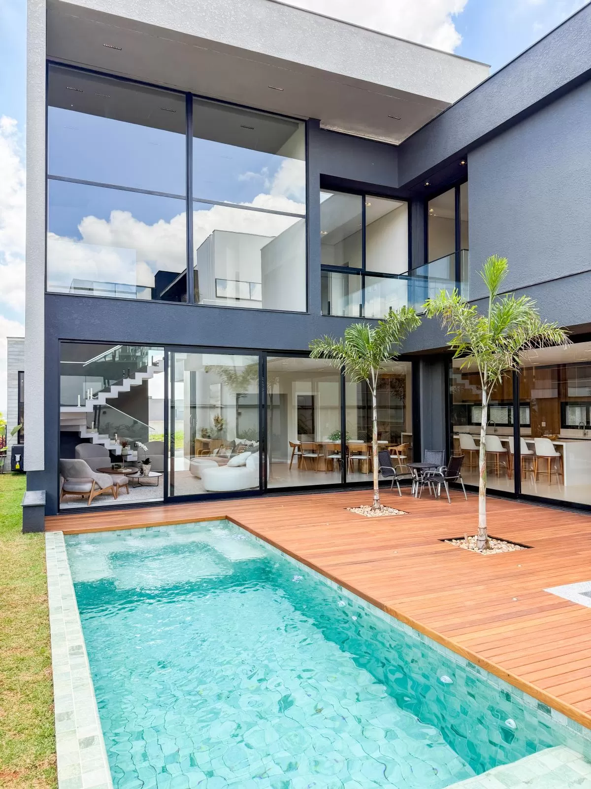 Casa de Alto Padrão à Venda com 5 suítes e área gourmet com piscina, 407m² no Condomínio Alphaville Nova Esplanada em Votorantim/SP