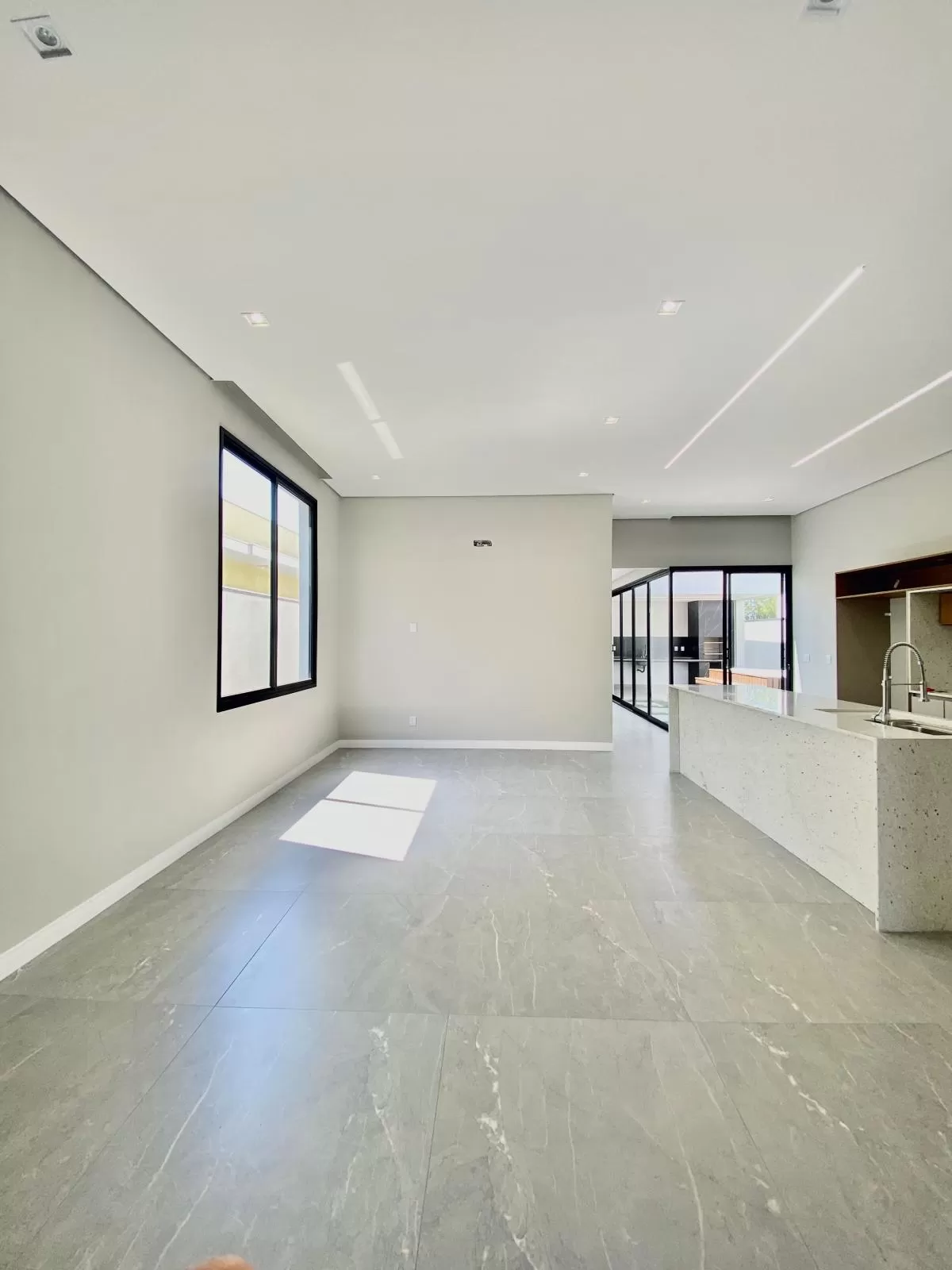 Casa Térrea à Venda com 3 suítes sendo 1 master e escritório, 200m² no Condomínio Cyrela Landscape em Votorantim/SP