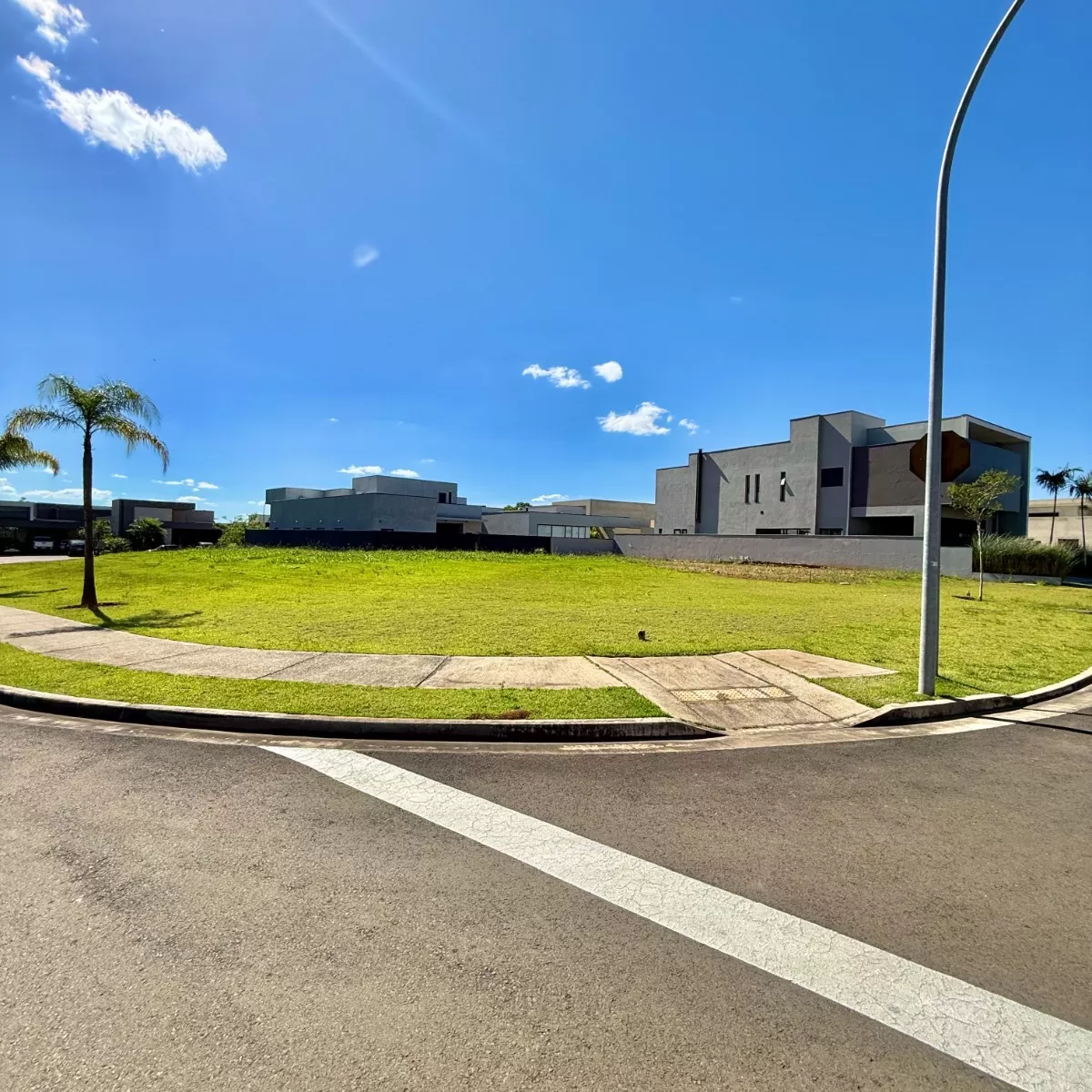 Terreno de Esquina à Venda localizado próximo à portaria, 528m² no Condomínio Alphaville Nova Esplanada 4 em Votorantim/SP