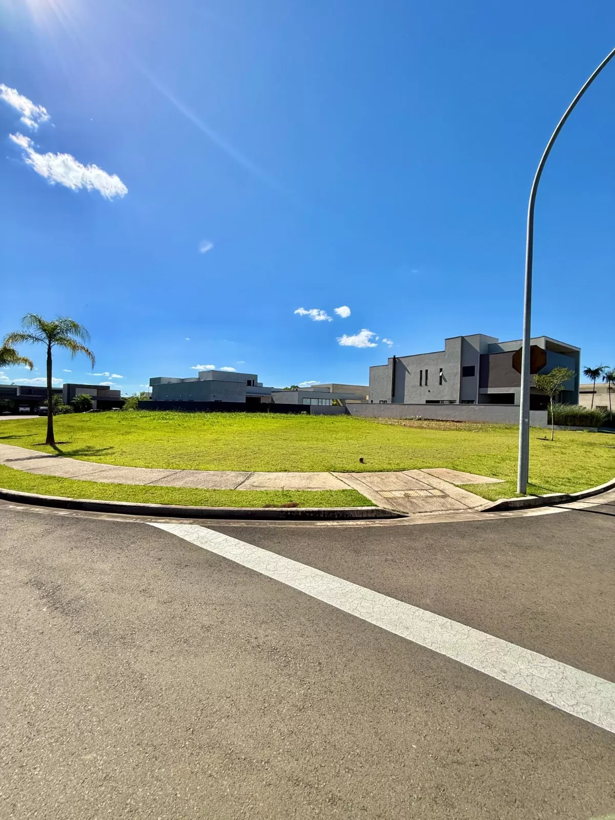 Terreno de Esquina à Venda localizado próximo à portaria, 528m² no Condomínio Alphaville Nova Esplanada 4 em Votorantim/SP