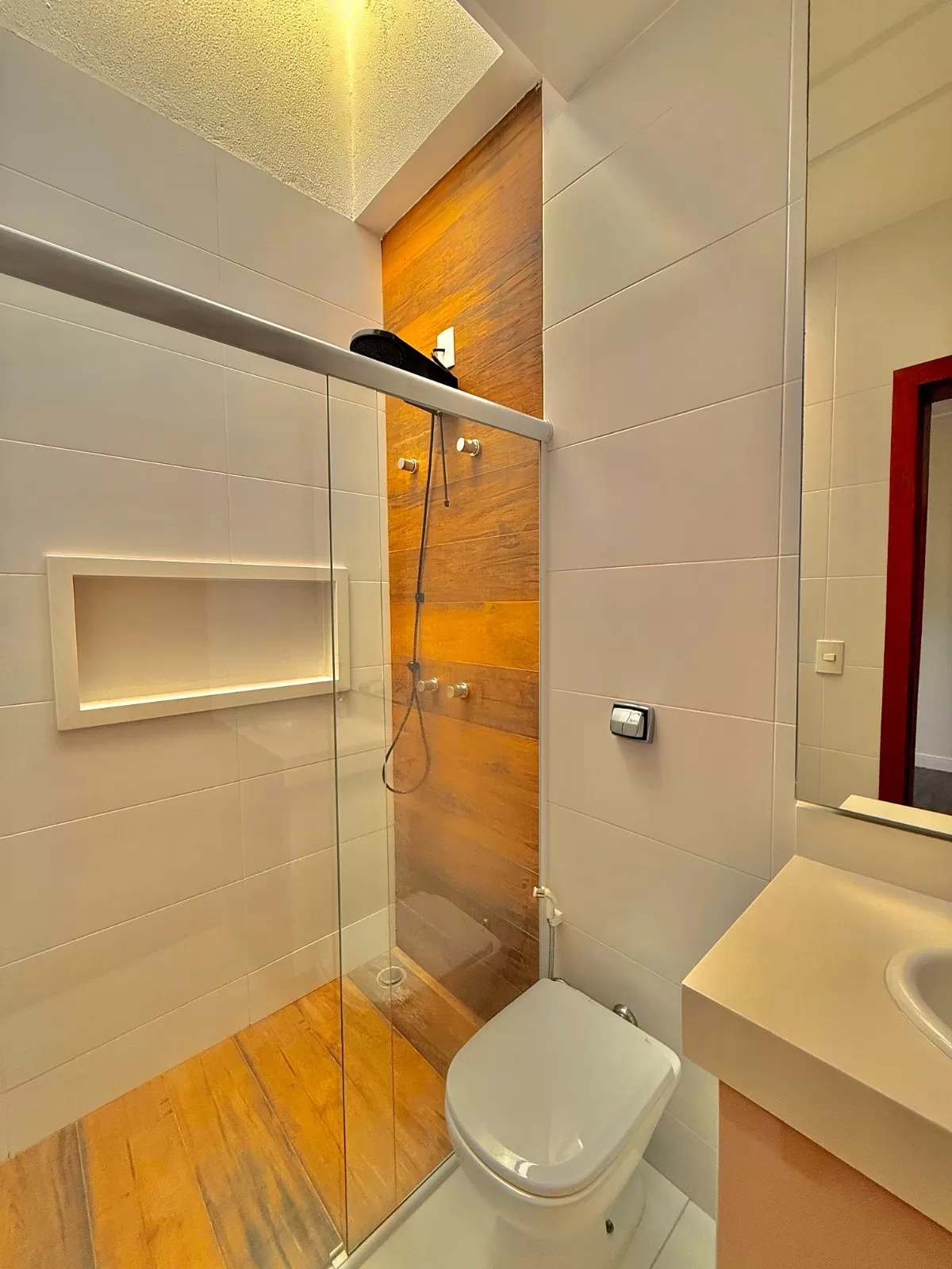 Casa Térrea à Venda em Porteira Fechada com 3 suítes e área gourmet com piscina, 180m² no Condomínio Villa do Bosque em Sorocaba/SP